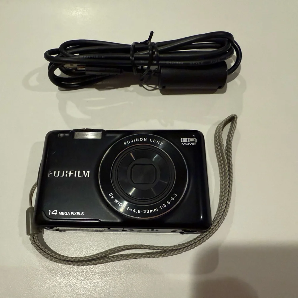 Fujifilm FinePix JX500 Compact Digital Camera 14.0MP with Charging Cord & Case